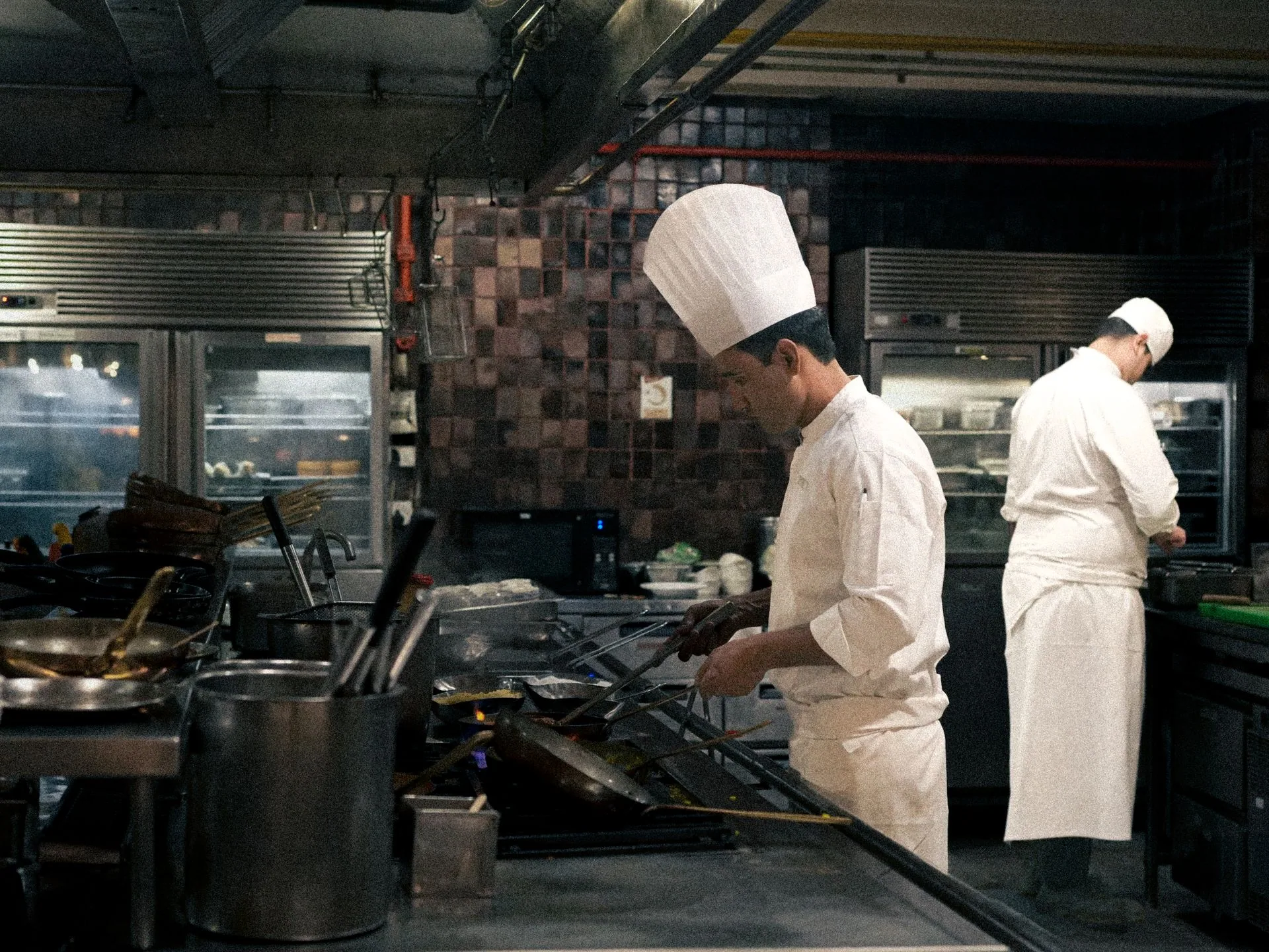 Cocina de restaurante en pleno servicio