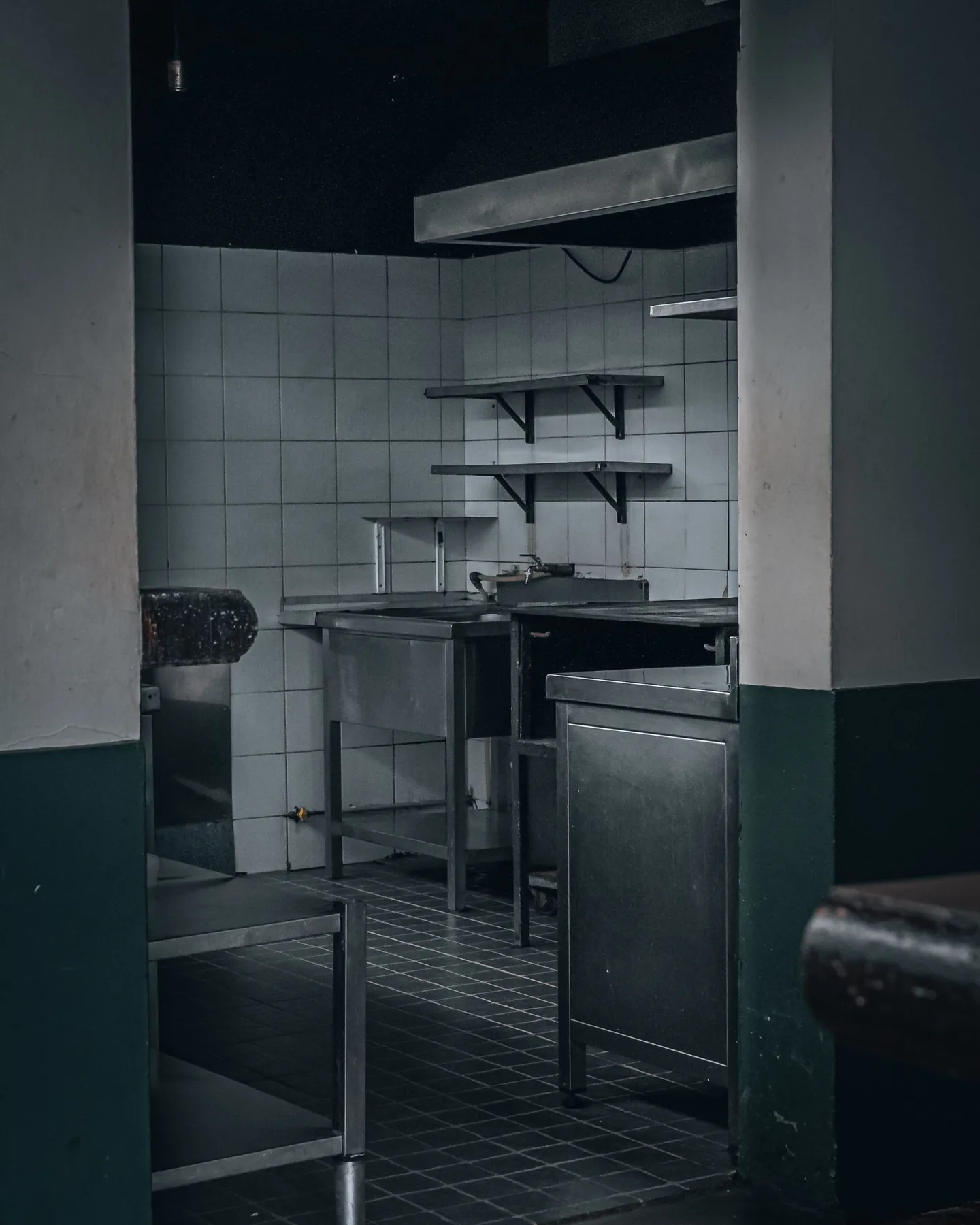 Cocina industrial de acero inoxidable con iluminación tenue