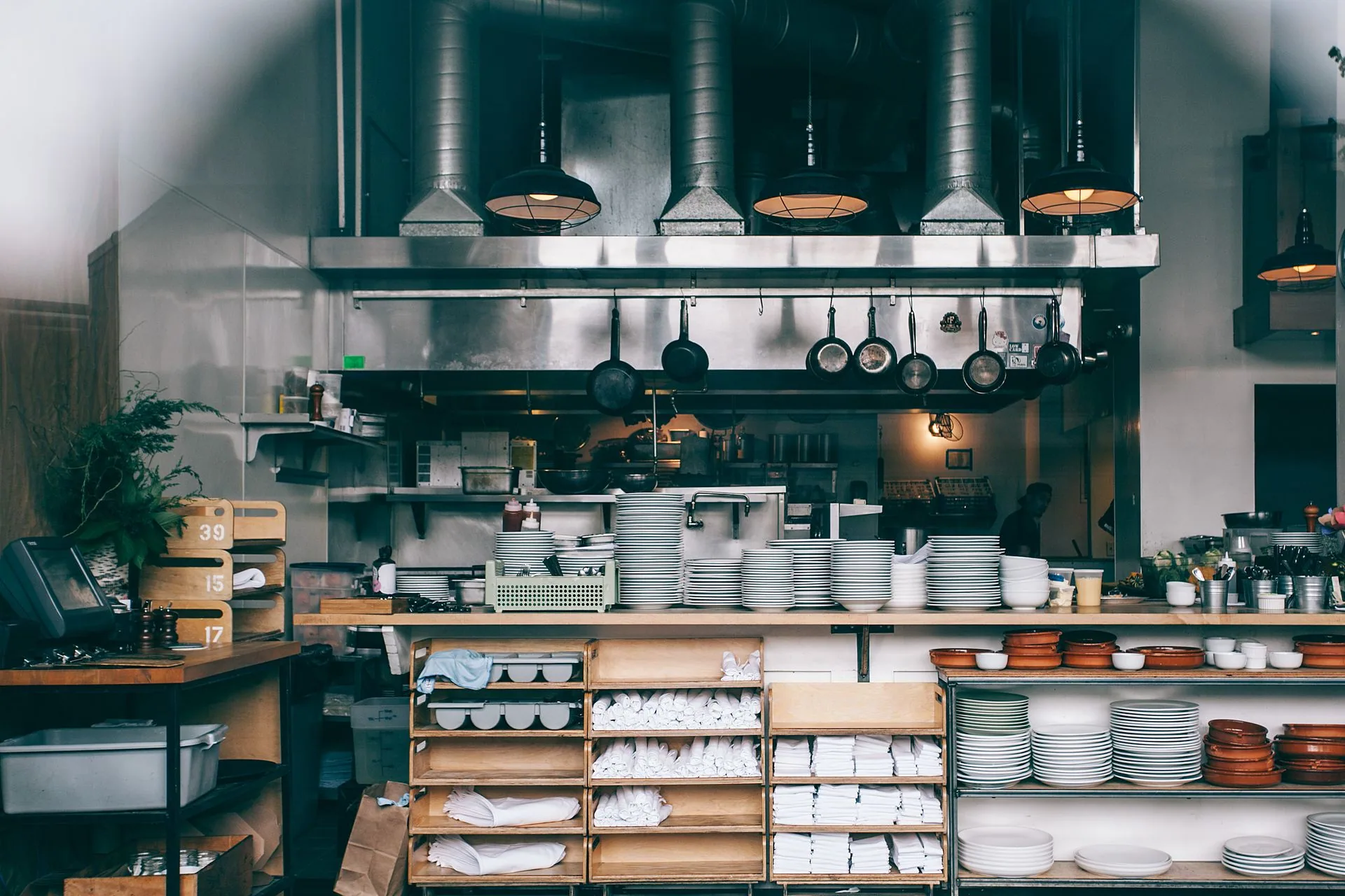 Interior de una cocina de restaurante con estantería de acero