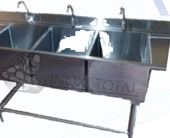 Fregadero de acero inoxidable de tres pozas con grifería